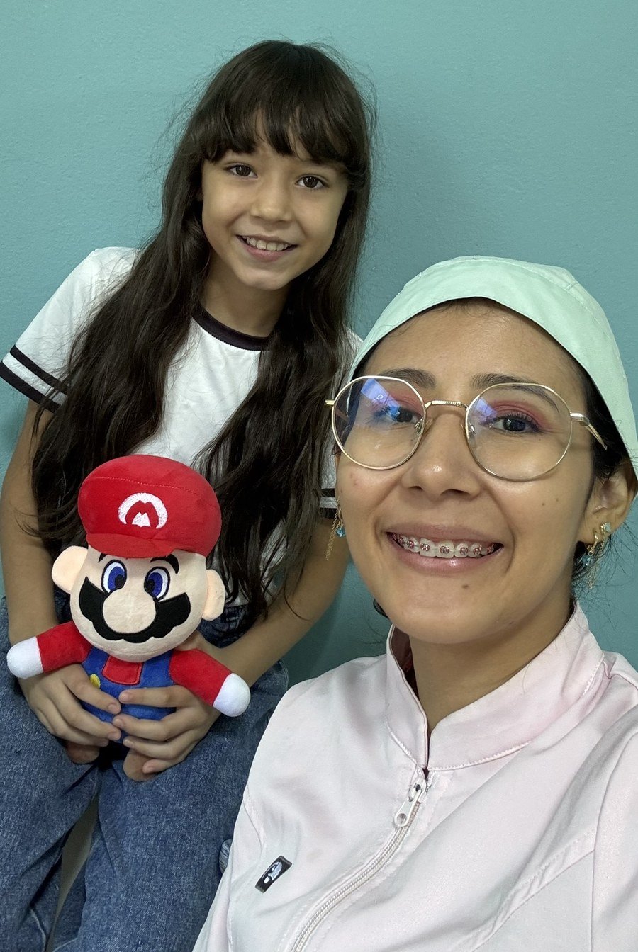 La Dra. Nikole Gómez con una paciente en Ruby Dental