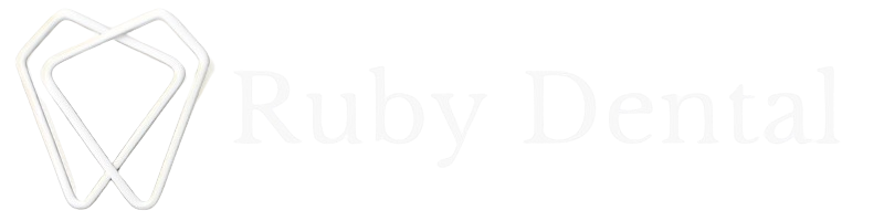 Odontóloga de Ruby Dental realizando atención dental profesional en San Pedro Sula